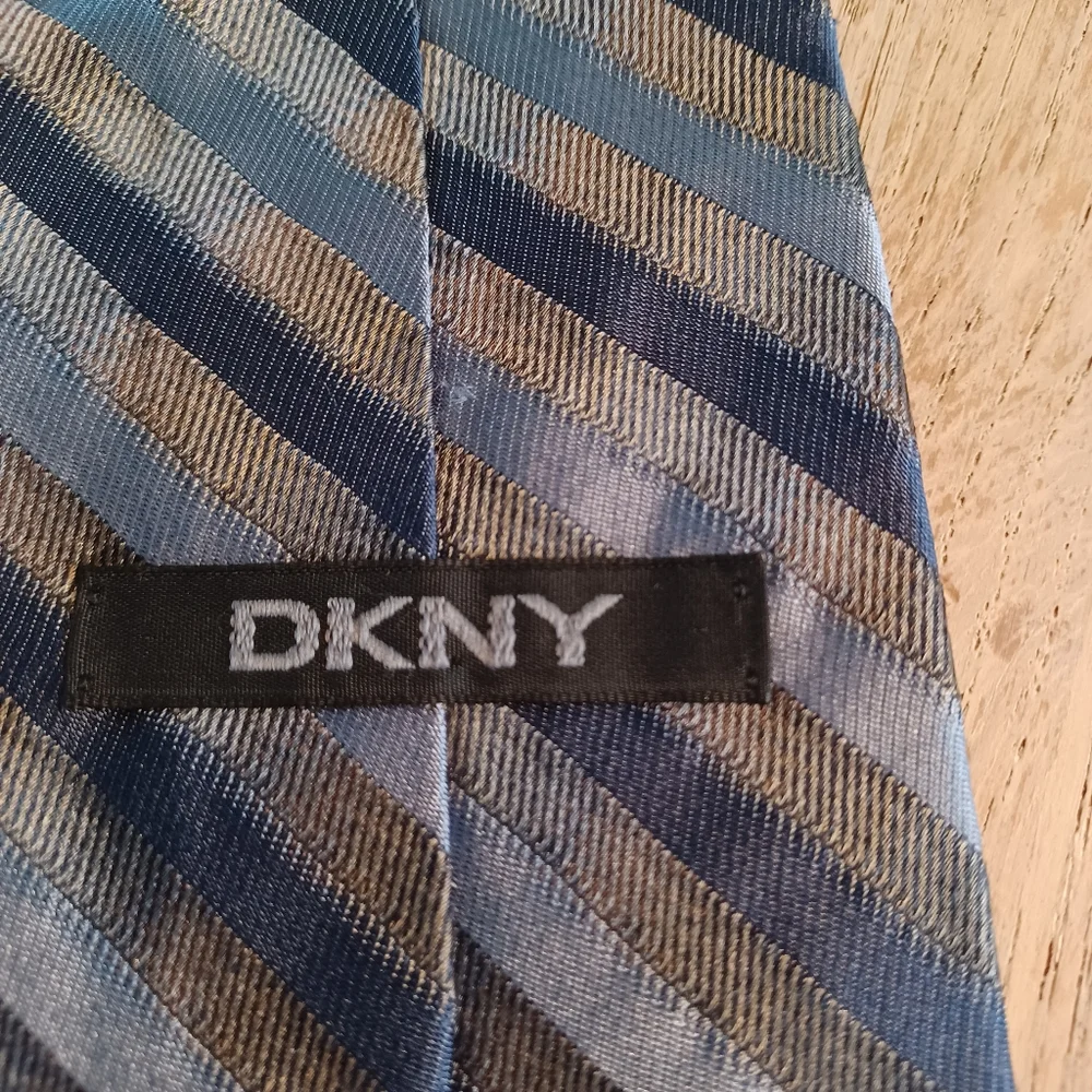 MEN'S DKNY STRIPED SILK TIE